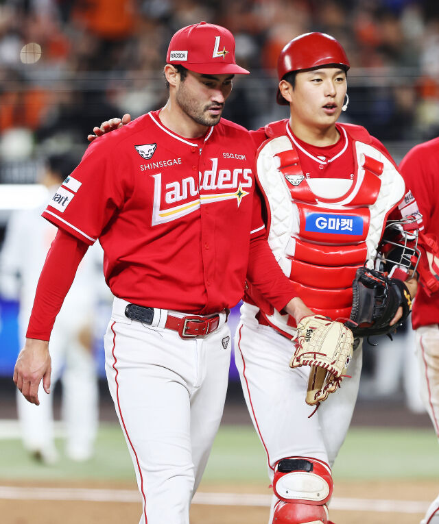 SSG는 "우측 어깨 타이트함을 느껴 선수 보호 차원 교체"라고 전했다./SSG 랜더스