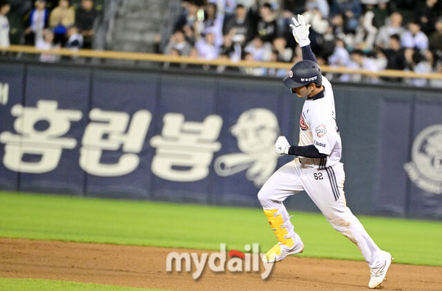 두산 안재석이 29일 삼성전에서 7회 말 홈런을 친 뒤 베이스를 돌고 있다./잠실야구장=유진형 기자