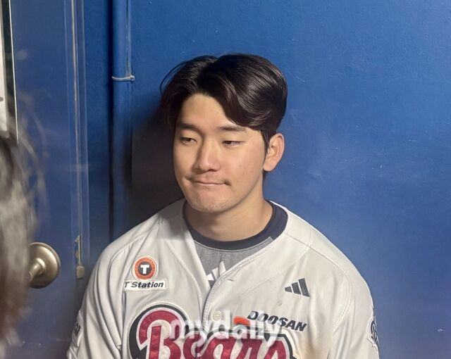 두산 안재석이 29일 삼성전에서 4-0으로 승리한 뒤 더그아웃에서 취재진과 대화하고 있다./잠실야구장=김희수 기자