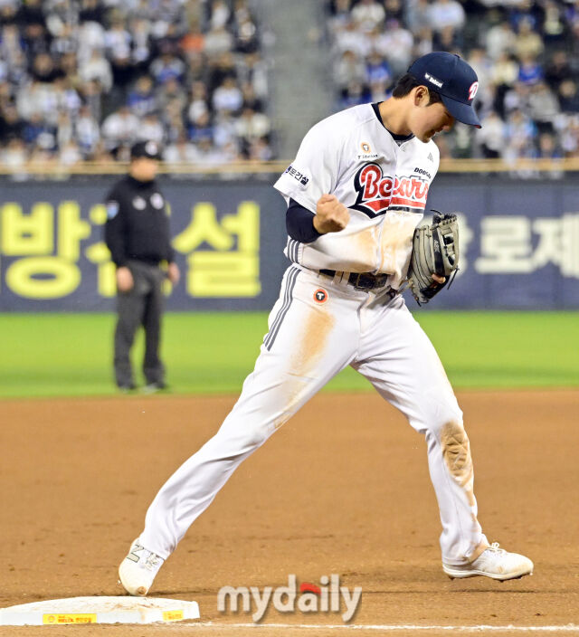 두산 안재석이 29일 삼성전에서 7회 초 호수비를 펼친 뒤 기뻐하고 있다./잠실야구장=유진형 기자