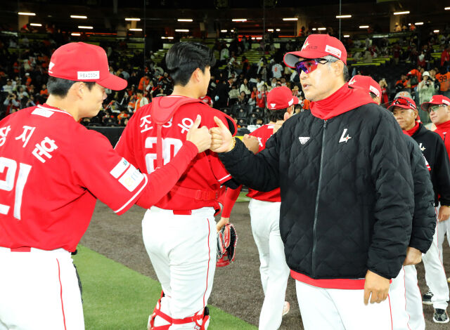 이숭용 감독이 승리를 가져온 선수들에게 박수를 보냈다./SSG 랜더스