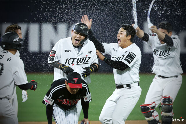 장성우와 강민성이 4월 29일 수원 LG 트윈스전 승리 이후 세리머니를 펼치고 있다.(왼쪽부터)./KT 위즈 제공