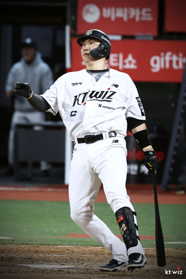 장성우가 4월 29일 수원 LG 트윈스전 끝내기 안타를 치고 있다./KT 위즈 제공