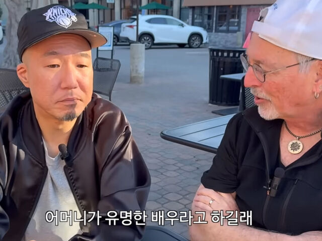 조늘이 어머니인 배우 윤여정을 언급했다. / 유튜브 '샘 리처드'