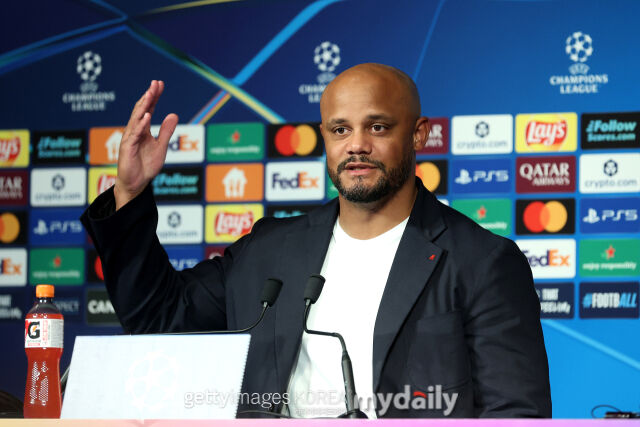 바이에른 뮌헨의 콤파니 감독이 2026년 4월 프랑스 파리에서 열린 PSG와의 2025-26시즌 UEFA 챔피언스리그 4강 1차전을 앞두고 열린 기자회견에 참석했다./게티이미지코리아