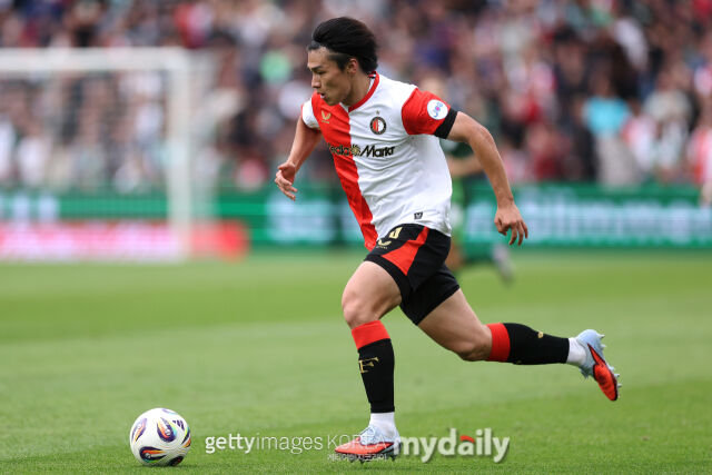 29일 팀토크 보도에 따르면 잉글랜드 프리미어리그(EPL) 구단들이 우에다 아야세(페예노르트) 영입을 노리고 있다. 우에다가 드리블을 하고 있다. /게티이미지코리아