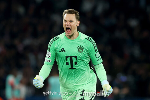 마누엘 노이어가 29일 열린 PSG와 UCL 4강 1차전에서 유효슈팅을 한 개도 선방하지 못하고, 5실점을 하며 불명예 기록을 썼다. 뮌헨이 골을 터뜨리자 환호하고 있는 노이어. /게티이미지코리아