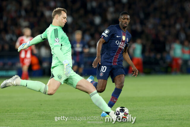 마누엘 노이어가 29일 열린 PSG와 UCL 4강 1차전에서 유효슈팅을 한 개도 선방하지 못하고, 5실점을 하며 불명예 기록을 썼다. 노이어가 킥을 하고 있다. /게티이미지코리아
