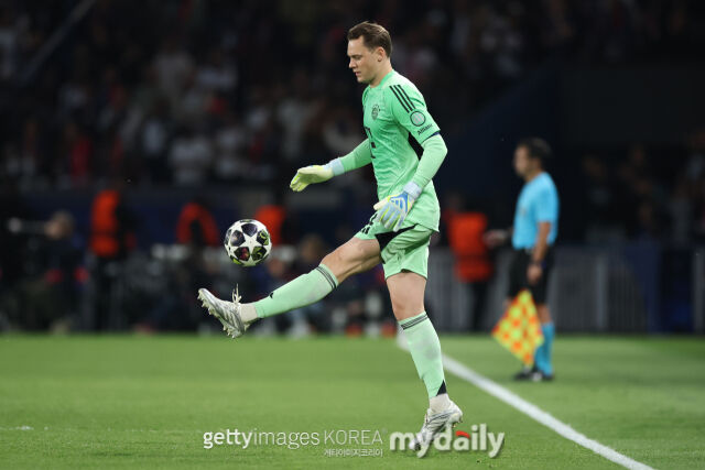 마누엘 노이어가 29일 열린 PSG와 UCL 4강 1차전에서 유효슈팅을 한 개도 선방하지 못하고, 5실점을 하며 불명예 기록을 썼다. 리프팅을 하고 있는 노이어. /게티이미지코리아