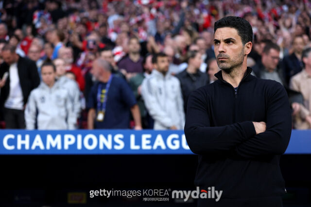 미켈 아르테타 아스널 감독이 2026년 4월 30일 스페인 마드리드의 리야드 에어 메트로폴리타노에서 펼쳐진 아틀레티코 마드리드와의 유럽축구연맹(UEFA) 챔피언스리그(UCL) 4강 1차전서 경기를 지켜보고 있다. /게티이미지코리아