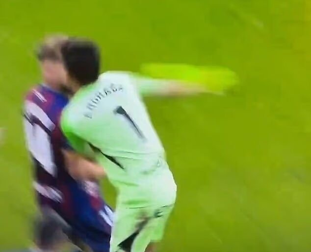 레알 사라고사 에스테반 안드라다가 2026년 4월 27일(한국시각) 스페인 우에스카의 에스타디오 엘 알코라스에서 열린 라리가2 37라운드 SD 우에스카와의 맞대결에서 우에스카 호르헤 풀리도를 가격했다. /중계화면 캡처