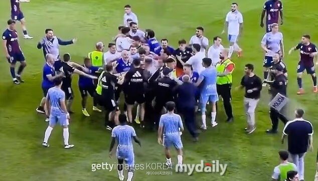 레알 사라고사 에스테반 안드라다가 2026년 4월 27일(한국시각) 스페인 우에스카의 에스타디오 엘 알코라스에서 열린 라리가2 37라운드 SD 우에스카와의 맞대결에서 우에스카 호르헤 풀리도를 가격한 뒤 큰 충돌이 발생했다. /중계화면 캡처