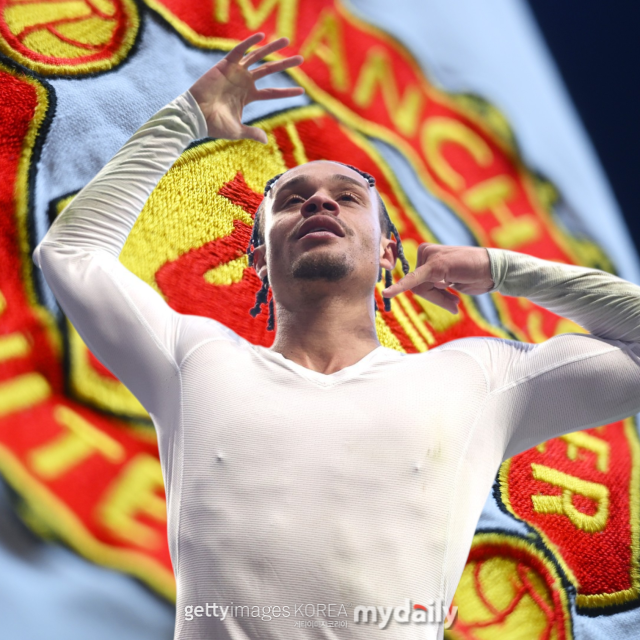 28일 커트오프사이드 보도에 따르면 맨체스터 유나이티드가 토트넘 홋스퍼의 사비 시몬스 영입을 위해 제안을 준비하고 있다. 골을 넣은 뒤 세레머니를 펼치고 있는 시몬스./게티이미지코리아