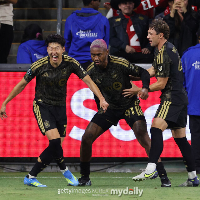 LAFC의 손흥민(왼쪽)이 톨루카와의 2026시즌 북중미축구연맹 챔피언스컵 4강 1차전에서 LAFC의 득점 후 환호하고 있다./게티이미지코리아