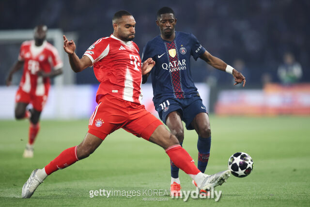바이에른 뮌헨의 요나단 타(왼쪽)가 프랑스 파리에서 열린 PSG와의 2025-26시즌 UEFA 챔피언스리그 4강 1차전에서 PSG의 뎀벨레와 볼을 다투고 있다./게티이미지코리아