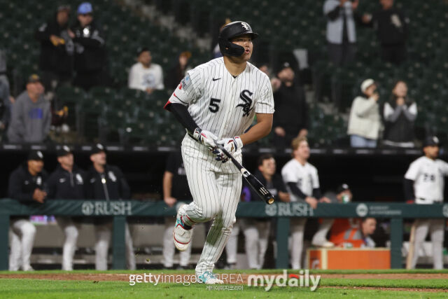 4월 28일 LA 에인절스와 경기에서 3점 홈런을 친 후 공을 바라보는 무라카미. /게티이미지코리아