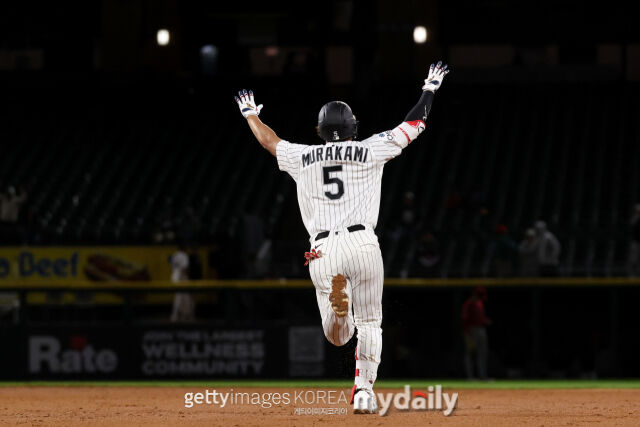 4월 28일 LA 에인절스와 경기에서 다치를 그린 후 다이아몬드를 도는 무라카미. /게티이미지코리아