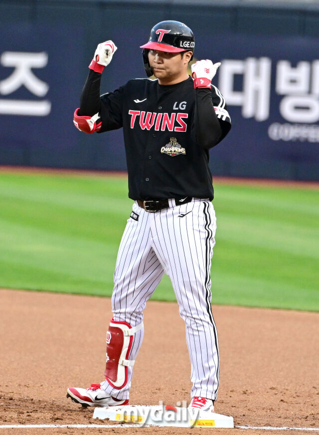 2026년 4월 30일 오후 경기도 수원KT위즈파크에서 열린 '2026 신한 SOL KBO리그' LG 트윈스와 KT 위즈의 경기. LG 문보경이 1회초 1사 1.2루서 1타점 적시타를 친 뒤 기뻐하고 있다./마이데일리
