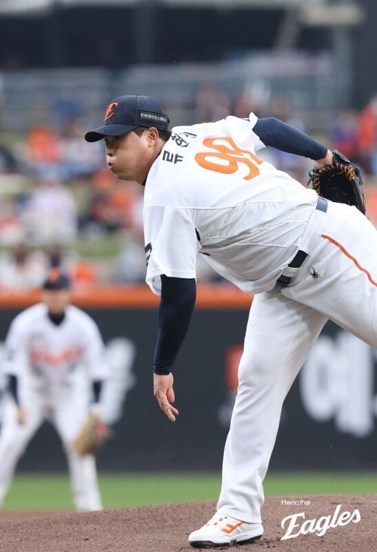 6회 선두타자 최지훈의 기습번트가 류현진의 발목을 잡은 것일까./한화 이글스