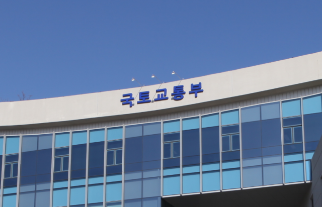 지난달 28일 국토교통부는 해외 자산 비중이 높은 일부 리츠를 중심으로 투자심리 위축 가능성을 감안해 모니터링을 강화하기로 했다. ./국토교통부