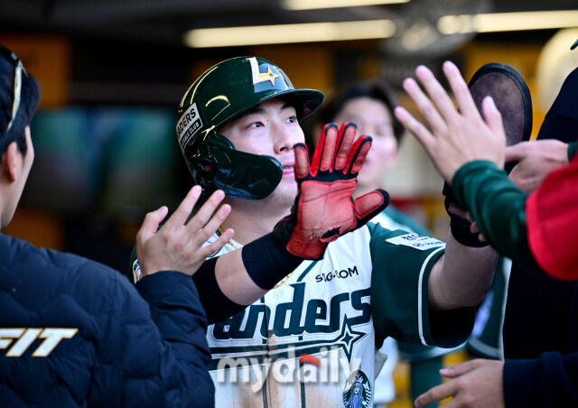 2026년 5월 1일 오후 인천 SSG랜더스필드에서 열린 '2026 신한 SOL KBO리그' 롯데 자이언츠와 SSG 랜더의 경기. SSG 2루 주자 최지훈이 1회말 2사 2루서 에레디아의 1타점 적시타 때 홈을 밟고 기뻐하고 있다./마이데일리