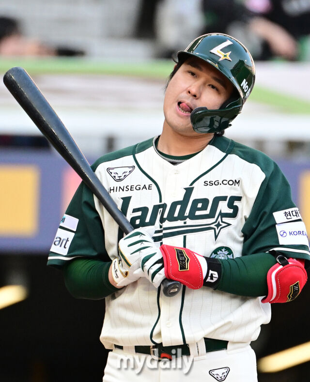 2026년 5월 1일 오후 인천 SSG랜더스필드에서 열린 '2026 신한 SOL KBO리그' 롯데 자이언츠와 SSG 랜더스의 경기. SSG 최정이 1회말 1사 1루서 아쉬워하고 있다./마이데일리