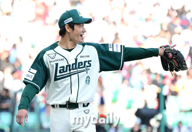 2026년 5월 1일 오후 인천 SSG랜더스필드에서 열린 '2026 신한 SOL KBO리그' 롯데 자이언츠와 SSG 랜더스의 경기. SSG 선발투수 타케다가 2회초 2사 1.2루서 롯데 전민재의 타구를 처리한 2루수 정준재를 보며 환호하고 있다./마이데일리