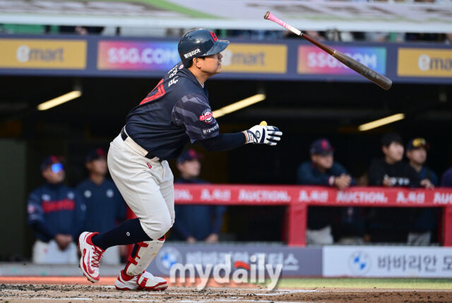 2026년 5월 1일 오후 인천 SSG랜더스필드에서 열린 '2026 신한 SOL KBO리그' 롯데 자이언츠와 SSG 랜더의 경기. 롯데 유강남이 2회초 1사 1루서 안타를 치고 있다.
