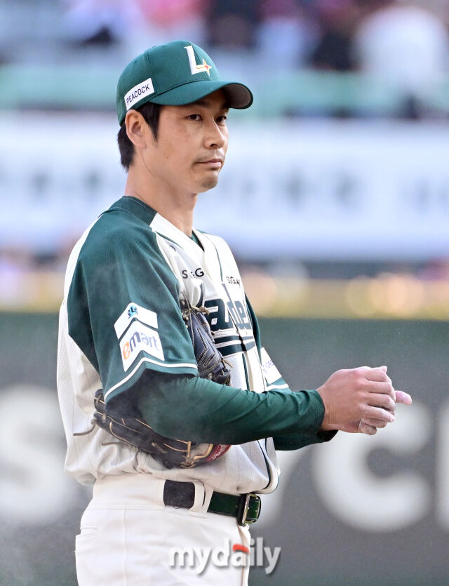 2026년 5월 1일 오후 인천 SSG랜더스필드에서 열린 '2026 신한 SOL KBO리그' 롯데 자이언츠와 SSG 랜더의 경기. SSG 선발투수 타케다가 투구를 준비하고 있다./마이데일리