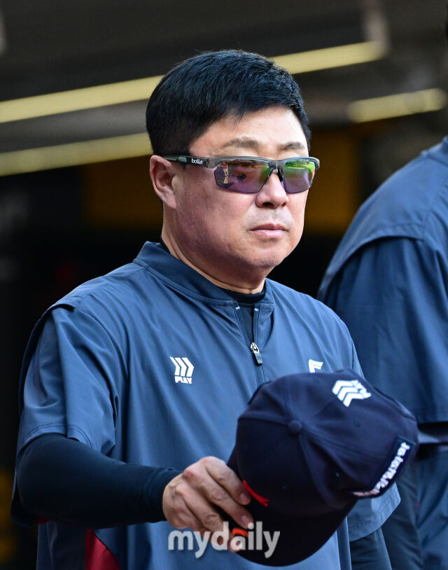 2026년 5월 1일 오후 인천 SSG랜더스필드에서 열린 '2026 신한 SOL KBO리그' 롯데 자이언츠와 SSG 랜더의 경기. 롯데 김태형 감독이 경기 전 국민의례를 마치고 SSG 더그아웃을 보고 있다./마이데일리