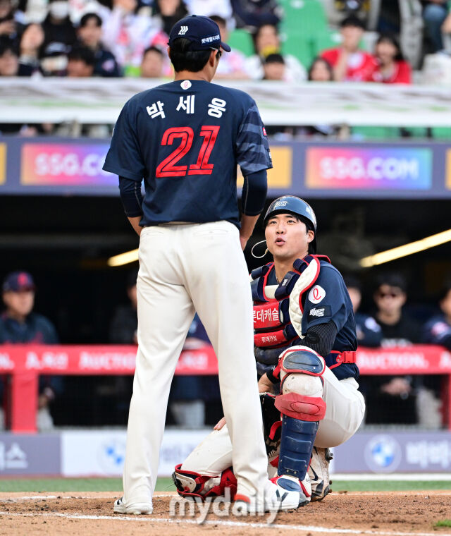 2026년 5월 1일 오후 인천 SSG랜더스필드에서 열린 '2026 신한 SOL KBO리그' 롯데 자이언츠와 SSG 랜더의 경기. 롯데 선발투수 박세웅이 4회말 2사 3루 SSG 안상현 타석 때 폭투로 실점한 뒤 손성빈 포수와 함께 허탈해하고 있다./마이데일리