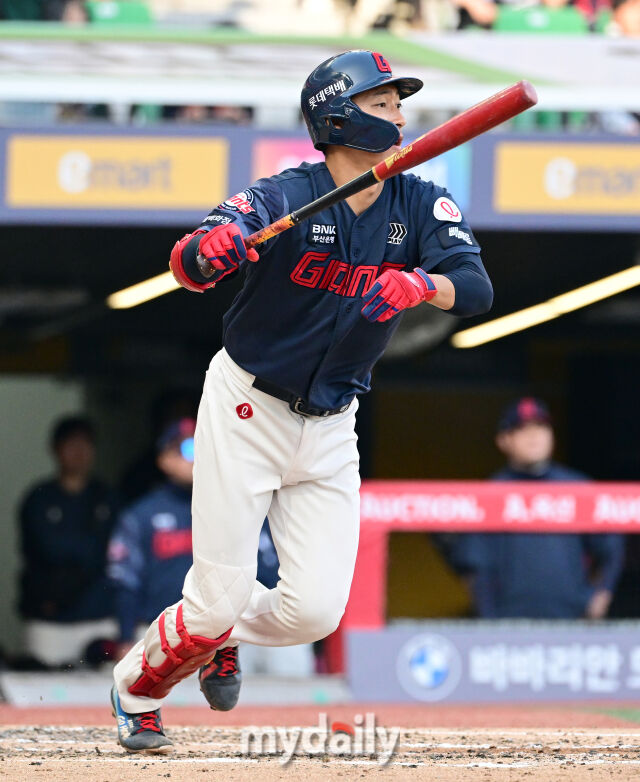 2026년 5월 1일 오후 인천 SSG랜더스필드에서 열린 '2026 신한 SOL KBO리그' 롯데 자이언츠와 SSG 랜더의 경기. 롯데 노진혁이 6회초 1사 2루서 안타를 치고 있다./마이데일리