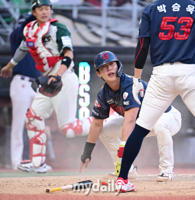 2026년 5월 1일 오후 인천 SSG랜더스필드에서 열린 '2026 신한 SOL KBO리그' 롯데 자이언츠와 SSG 랜더스의 경기. 롯데 3루 주자 전민재가 6회초 2사 1.3루서 1루 주자 장두성의 2루 도루 때 홈으로 쇄도해 득점하고 있다./마이데일리