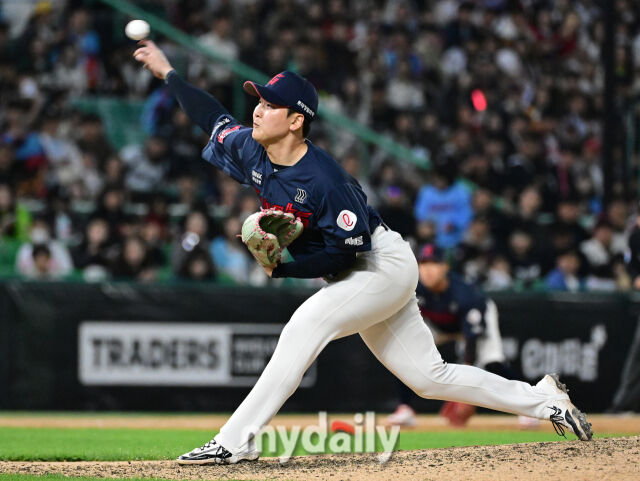롯데 최준용이 1일 SSG전에서 역투하고 있다./SSG랜더스필드=유진형 기자