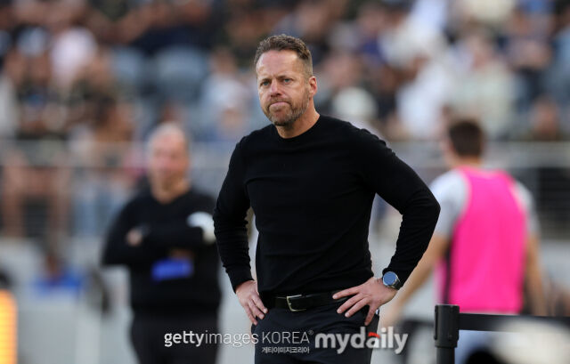 LAFC의 도스 산토스 감독이 2026년 4월 미국 LA에서 열린 산호세와의 2026시즌 MLS 경기를 지켜보고 있다./게티이미지코리아