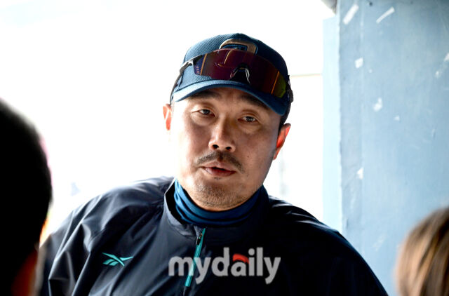 2026년 5월 2일 오후 서울 잠실구장에서 열린 '2026 신한 SOL KBO리그' NC 다이노스와 LG 트윈스의 경기. NC 이호준 감독의 취재진들과 이야기를 나누고 있다./마이데일리