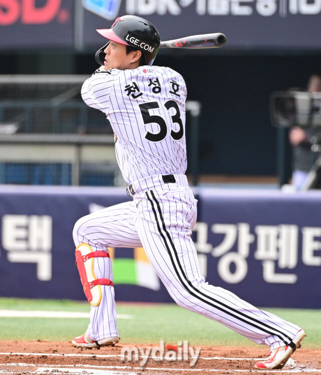 2026년 5월 2일 오후 서울 잠실구장에서 열린 '2026 신한 SOL KBO리그' NC 다이노스와 LG 트윈스의 경기. LG 천성호가 1회말 무사 1루서 안타를 치고 있다./마이데일리