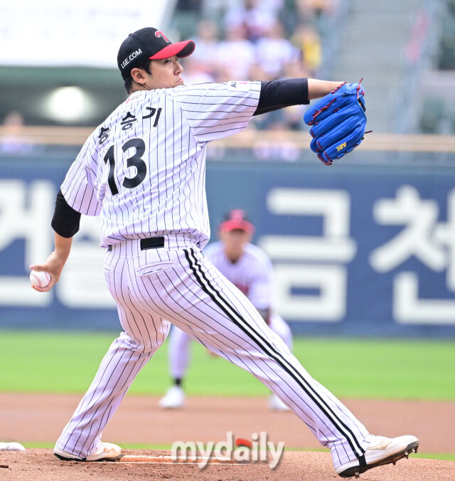 2026년 5월 2일 오후 서울 잠실구장에서 열린 '2026 신한 SOL KBO리그' NC 다이노스와 LG 트윈스의 경기 LG 선발투수 송승기가 역투하고 있다./마이데일리