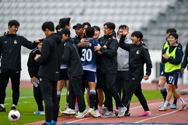 서울 이랜드가 3일 목동종합운동장에서 열린 김포FC와 10라운드 홈 경기에서 2-1로 승리했다. 선제골을 넣은 뒤 기뻐하고 있는 서울 이랜드 선수단./서울 이랜드 제공 