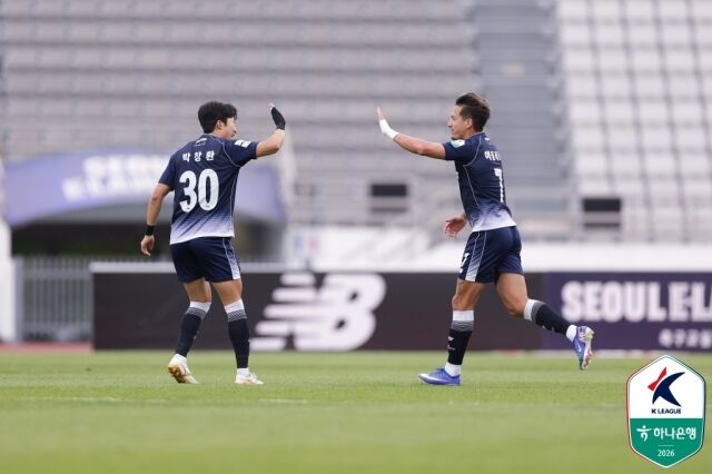 서울 이랜드는 3일 오후 2시 목동종합운동장에서 열린 김포와의 홈 경기에서 2-1로 승리했다. 박창환과 에울레르(오른쪽)가 골을 넣은 뒤 기뻐하고 있다./서울 이랜드 제공