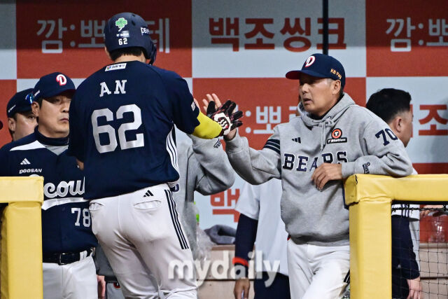 3일 서울 고척스카이돔에서 열린 '2026 신한 SOL BANK KBO리그' 키움 히어로즈와 두산 베어스 경기. 두산 안재석이 5회초 무사 1-2루 정수빈 적시타에 득점을 올린 후 김원형 감독과 기뻐하고 있다./한혁승 기자