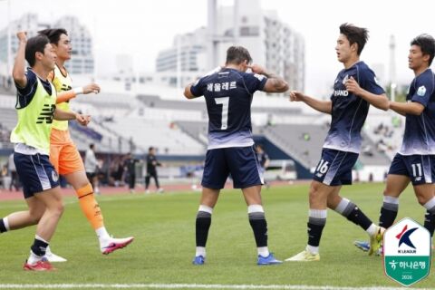 서울 이랜드 '선두권 추격' 성공! 박창환 선제골&rarr;에울레르 PK 결승골...'루안+손정현 퇴장' 김포에 2-1 신승 [MD현장]