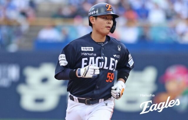 한화 허인서가 5월 3일 대구 삼성 라이온즈전 7회 연타석 홈런을 친 뒤 그라운드를 돌고 있다./한화 이글스 제공