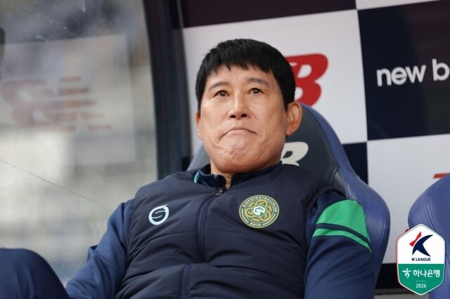 김포FC가 3일 목동종합운동장에서 열린 서울 이랜드와 10라운드 원정 경기에서 1-2로 패배했다. 경기를 지켜보고 있는 고정운 김포 감독./프로축구연맹 제공