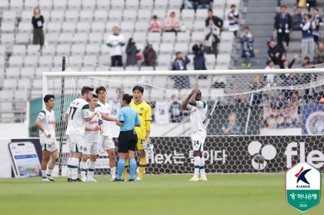 김포FC가 3일 목동종합운동장에서 열린 서울 이랜드와 10라운드 원정 경기에서 1-2로 패배했다. 김포 선수들이 주심의 판정에 항의하고 있다./프로축구연맹 제공