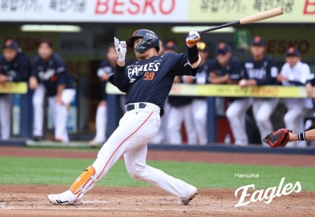 한화 허인서가 5월 3일 시즌 5호 홈런을 치고 있다./한화 이글스 제공
