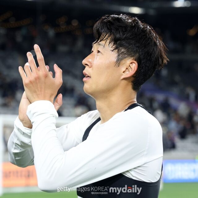 LA FC가 7일 네메시오 디에스 스타디움에서 톨루카와 '2026시즌 북중미축구연맹(CONCACAF) 챔피언스컵' 4강 2차전을 치른다. MLS 사무국은 손흥민의 4강 1차전 활약을 조명했다. 경기 후 관중들에게 박수를 치고 있는 손흥민./게티이미지코리아