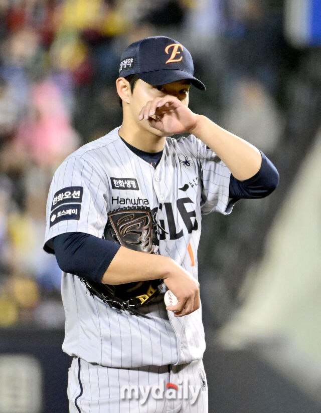 한화 문동주가 21일 LG전에서 아쉬워하고 있다./유진형 기자