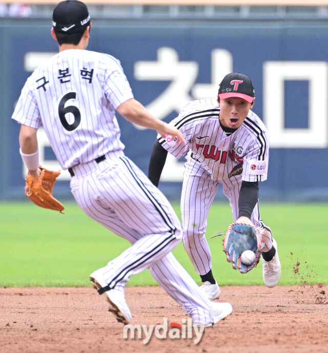 LG 2루수 신민재가 글러브 토스를 하고 있다 / 잠실 = 유진형 기자 zolong@mydaily.co.kr
