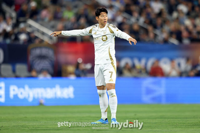 손흥민(LAFC)이 2일 샌디에고와의 경기에서 위치를 지시하고 있다./게티이미지코리아